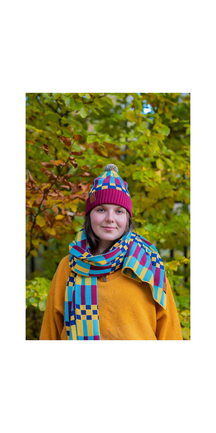 Jacquard Scarf Who Is First At The Finish Line?