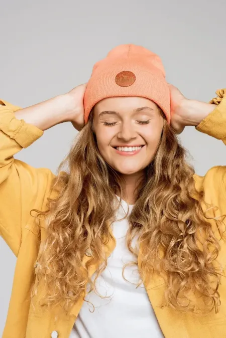 Czapka beanie z bawełny organicznej brzoskwiniowa