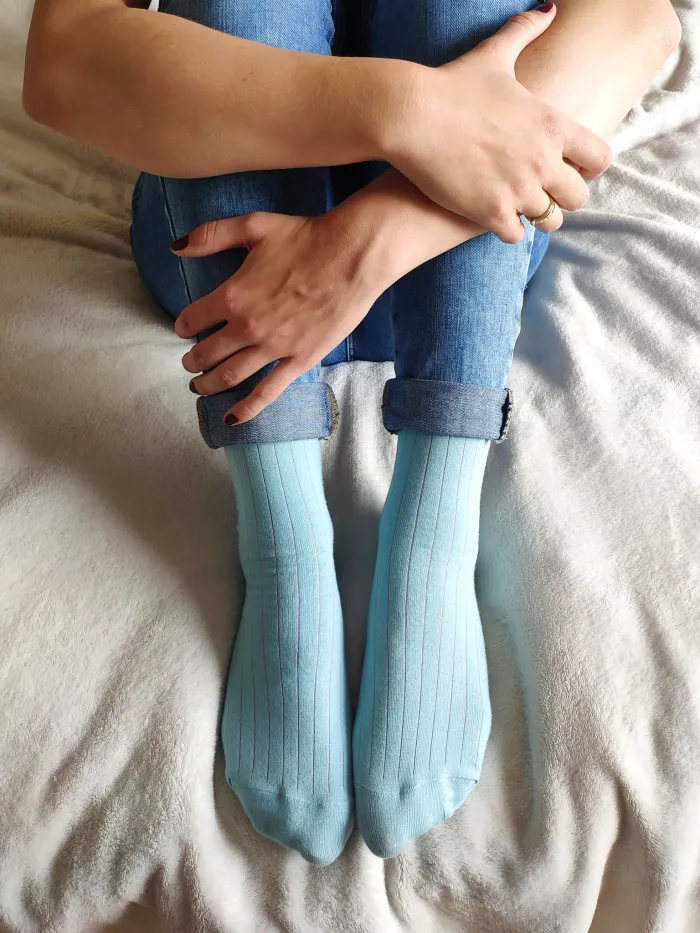 Classic light blue suit socks with purple elastane
