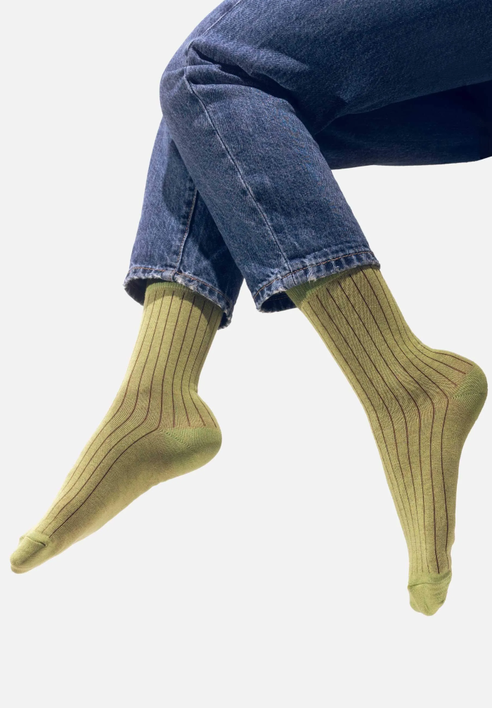 Classic green organic cotton suit socks with burgundy elastane