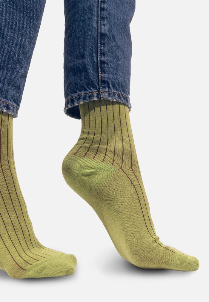 Classic green organic cotton suit socks with burgundy elastane