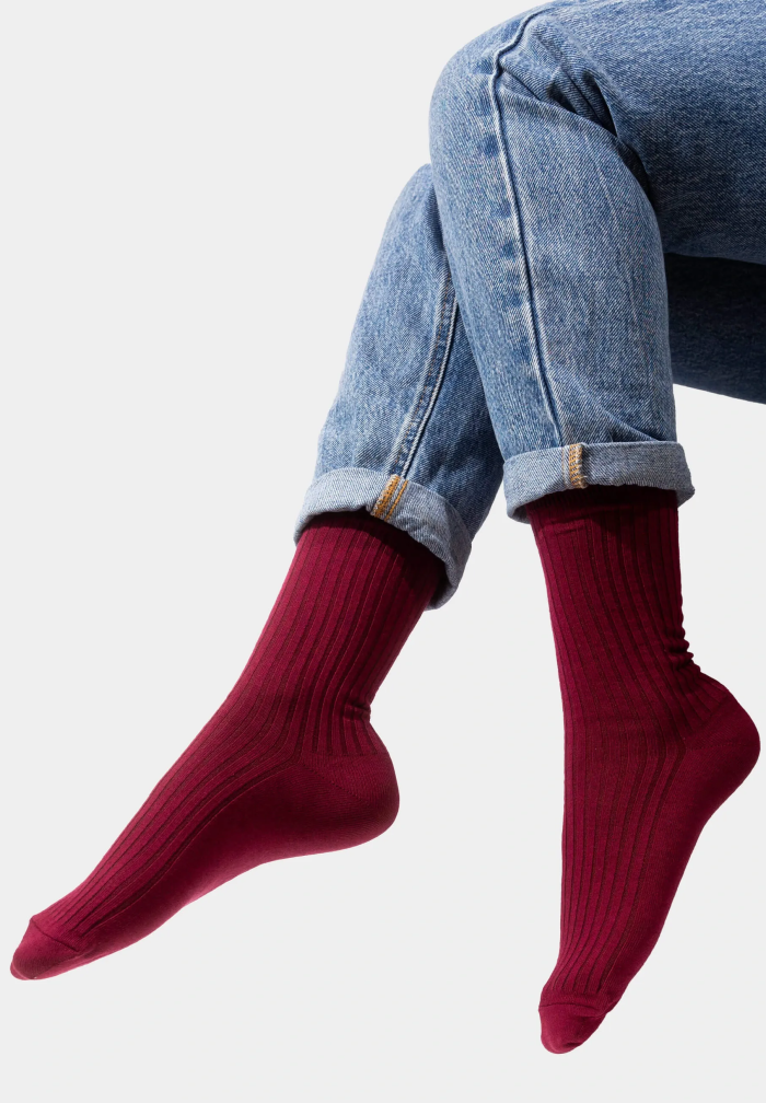Burgundy socks made of organic cotton with wide stripes