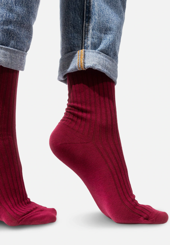 Burgundy socks made of organic cotton with wide stripes