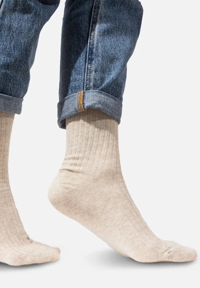 Light grey socks made of organic cotton with wide stripes