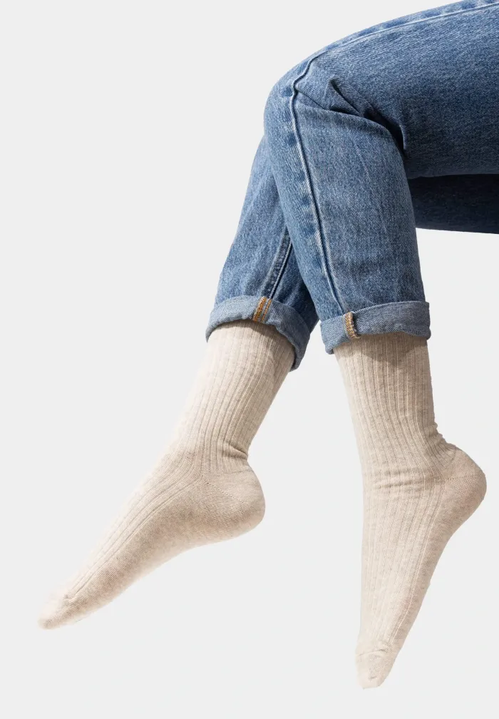 Light grey socks made of organic cotton with wide stripes