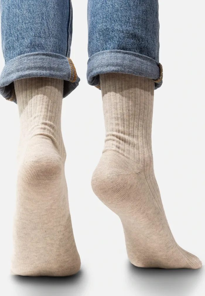Light grey socks made of organic cotton with wide stripes
