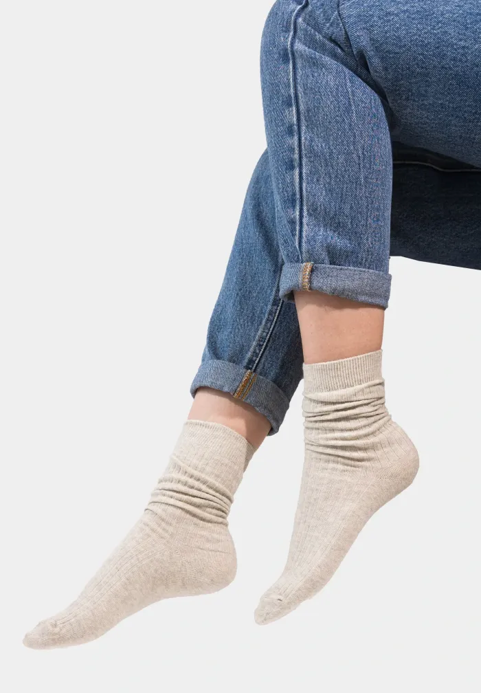 Light grey socks made of organic cotton with wide stripes