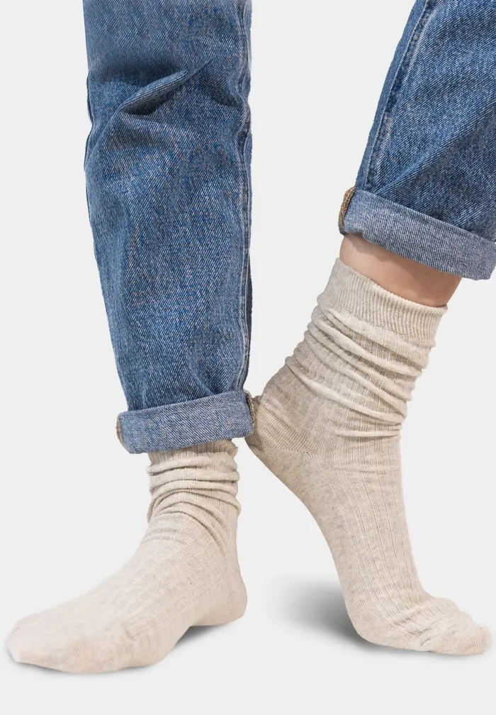 Light grey socks made of organic cotton with wide stripes