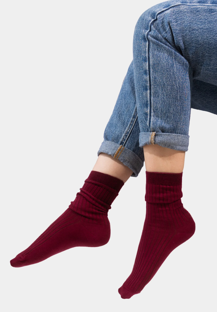 Burgundy socks made of organic cotton with wide stripes