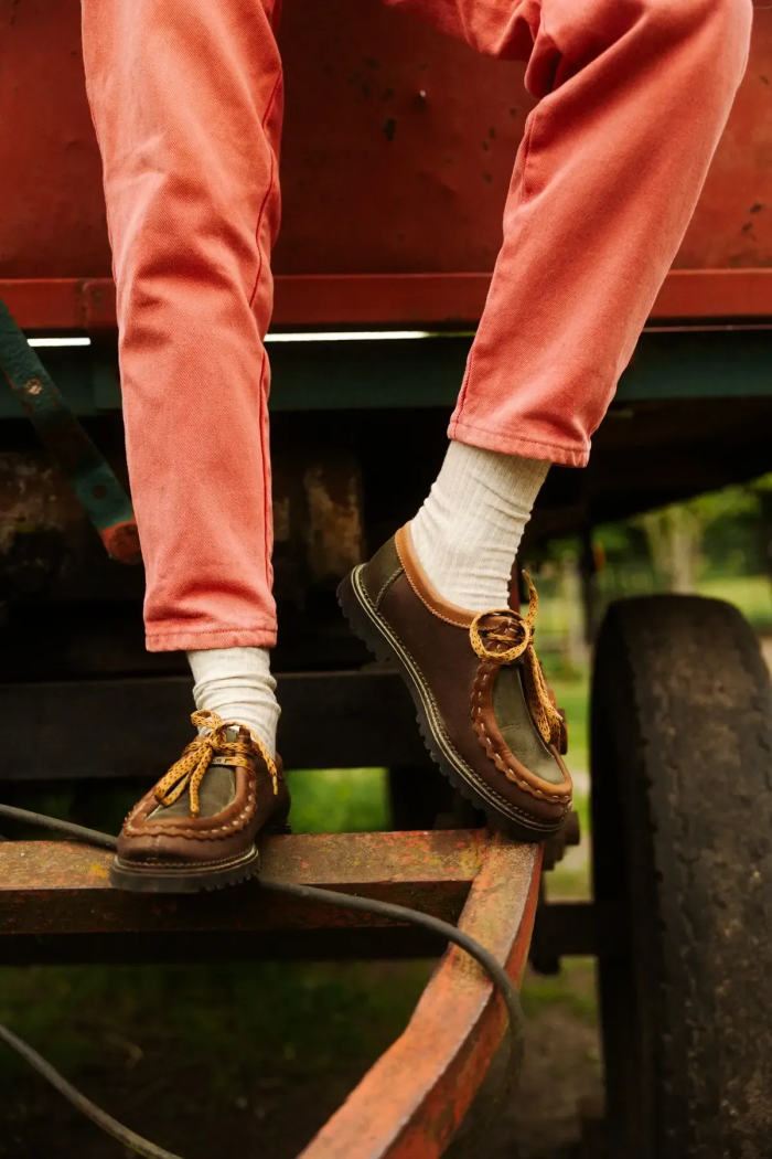Light grey socks made of organic cotton with wide stripes