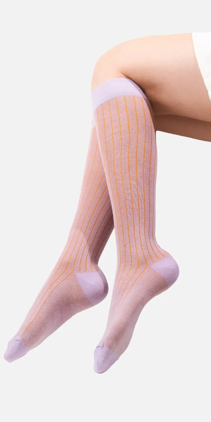 Lilac knee-high organic cotton socks with red stripes