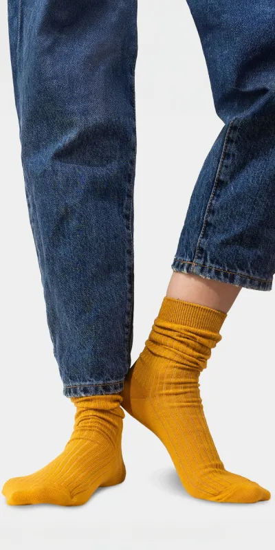 Mustard socks made of organic cotton with wide stripes